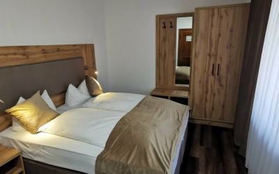 Das Economy Doppelzimmer bietet Platz für zwei Personen wie etwa Paare oder Freunde. Die Zimmer sind mit einem eigenen Bad/WC sowie einem Queensize-Bett (160 cm x 200 cm) ausgestattet. Sie sind etwas kleiner als ein Doppelzimmer Standard und sind teilweis