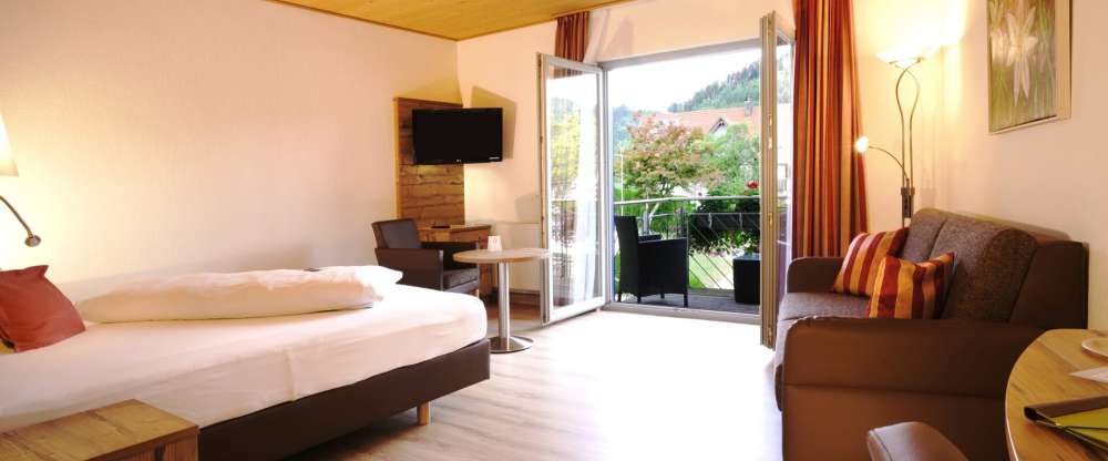 Großzügig geschnittene Doppelzimmer in ruhiger Lage mit Blick auf den Wald, Vinylboden, Sofa, Badewanne oder Dusche/ WC, TV, Fön, Kosmetikspiegel, Schreibtisch, Safe und Balkon oder Terrasse (über den Lift oder ebenerdig zu erreichen).