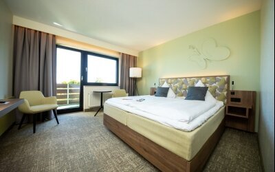 Das Doppelzimmer Fernblick verfügt über einen einzigartigen Talblick und Balkon.
