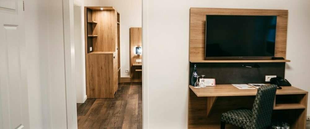 Das Gästehaus findet immer mehr Freunde durch seine ruhige Lage mit neugestalteter Teichanlage und großzügiger Diele die gern für gemeinsame Stunden am Abend genutzt wird. Eine großzügige Terrasse vor dem großen Dielenfenster runden Ihren Aufenthalt ab.