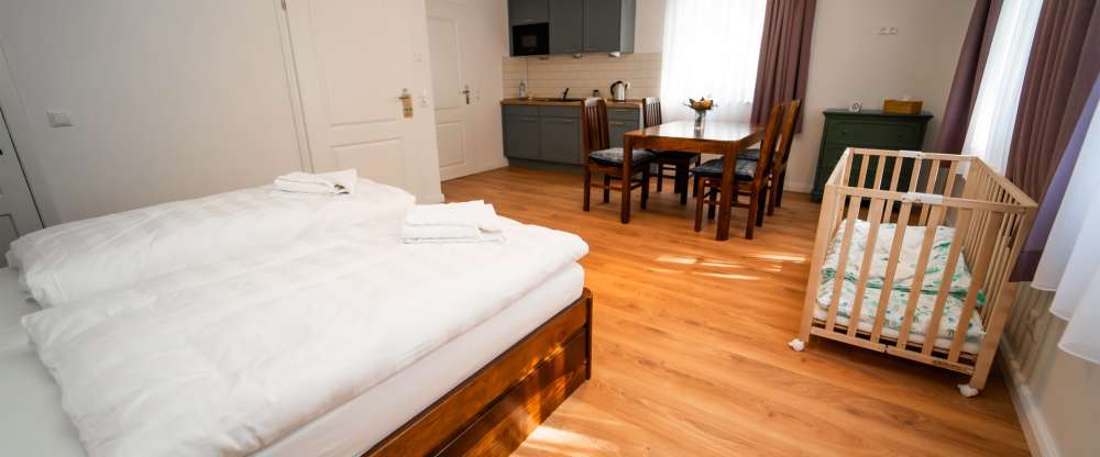 Komfortables Doppelzimmer im Gästehaus. Direkt neben dem Schloss.