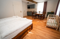 Komfortables Doppelzimmer im Gästehaus. Direkt neben dem Schloss.