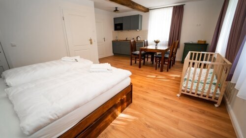 Komfortables Doppelzimmer im Gästehaus. Direkt neben dem Schloss.