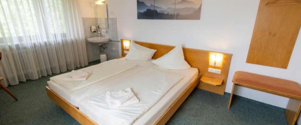 Doppelzimmer "Gemeinschaftsbad" Großes Doppelzimmer, Dusche/WC auf der Etage (Gemeinschaftsbad) 20m² · Nichtraucher · Schreibtisch · Täglicher Zimmerdienst · Internetzugang · Föhn · Tee-/Kaffeekocher · Klimaanlage Inklusive Frühstück 