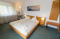 Doppelzimmer "Gemeinschaftsbad" Großes Doppelzimmer, Dusche/WC auf der Etage (Gemeinschaftsbad) 20m² · Nichtraucher · Schreibtisch · Täglicher Zimmerdienst · Internetzugang · Föhn · Tee-/Kaffeekocher · Klimaanlage Inklusive Frühstück 