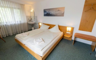 Doppelzimmer "Gemeinschaftsbad"
Großes Doppelzimmer, Dusche/WC auf der Etage (Gemeinschaftsbad)
 20m² · Nichtraucher · Schreibtisch · Täglicher Zimmerdienst · Internetzugang · Föhn · Tee-/Kaffeekocher · Klimaanlage
Inklusive Frühstück 