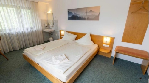 Doppelzimmer "Gemeinschaftsbad"
Großes Doppelzimmer, Dusche/WC auf der Etage (Gemeinschaftsbad)
 20m² · Nichtraucher · Schreibtisch · Täglicher Zimmerdienst · Internetzugang · Föhn · Tee-/Kaffeekocher · Klimaanlage
Inklusive Frühstück 