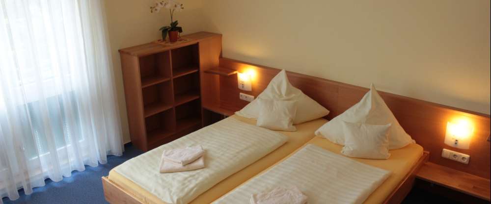 Doppelzimmer "Gemeinschaftsbad" Großes Doppelzimmer, Dusche/WC auf der Etage (Gemeinschaftsbad) 20m² · Nichtraucher · Schreibtisch · Täglicher Zimmerdienst · Internetzugang · Föhn · Tee-/Kaffeekocher · Klimaanlage Inklusive Frühstück 