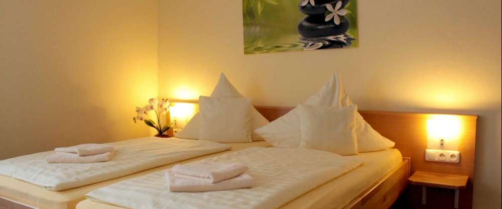 Doppelzimmer "Gemeinschaftsbad" Großes Doppelzimmer, Dusche/WC auf der Etage (Gemeinschaftsbad) 20m² · Nichtraucher · Schreibtisch · Täglicher Zimmerdienst · Internetzugang · Föhn · Tee-/Kaffeekocher · Klimaanlage Inklusive Frühstück 