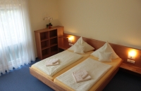 Doppelzimmer "Gemeinschaftsbad" Großes Doppelzimmer, Dusche/WC auf der Etage (Gemeinschaftsbad) 20m² · Nichtraucher · Schreibtisch · Täglicher Zimmerdienst · Internetzugang · Föhn · Tee-/Kaffeekocher · Klimaanlage Inklusive Frühstück 