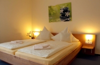 Doppelzimmer "Gemeinschaftsbad" Großes Doppelzimmer, Dusche/WC auf der Etage (Gemeinschaftsbad) 20m² · Nichtraucher · Schreibtisch · Täglicher Zimmerdienst · Internetzugang · Föhn · Tee-/Kaffeekocher · Klimaanlage Inklusive Frühstück 