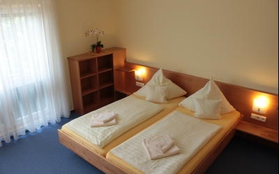 Doppelzimmer "Gemeinschaftsbad"
Großes Doppelzimmer, Dusche/WC auf der Etage (Gemeinschaftsbad)
 20m² · Nichtraucher · Schreibtisch · Täglicher Zimmerdienst · Internetzugang · Föhn · Tee-/Kaffeekocher · Klimaanlage
Inklusive Frühstück 