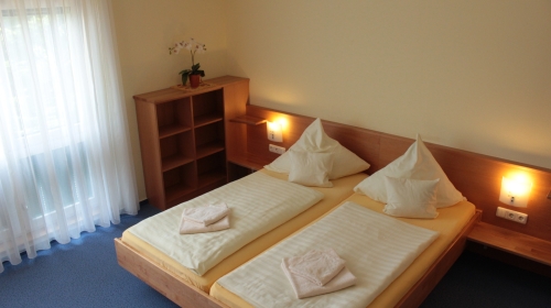 Doppelzimmer "Gemeinschaftsbad"
Großes Doppelzimmer, Dusche/WC auf der Etage (Gemeinschaftsbad)
 20m² · Nichtraucher · Schreibtisch · Täglicher Zimmerdienst · Internetzugang · Föhn · Tee-/Kaffeekocher · Klimaanlage
Inklusive Frühstück 