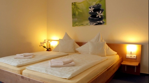 Doppelzimmer "Gemeinschaftsbad"
Großes Doppelzimmer, Dusche/WC auf der Etage (Gemeinschaftsbad)
 20m² · Nichtraucher · Schreibtisch · Täglicher Zimmerdienst · Internetzugang · Föhn · Tee-/Kaffeekocher · Klimaanlage
Inklusive Frühstück 