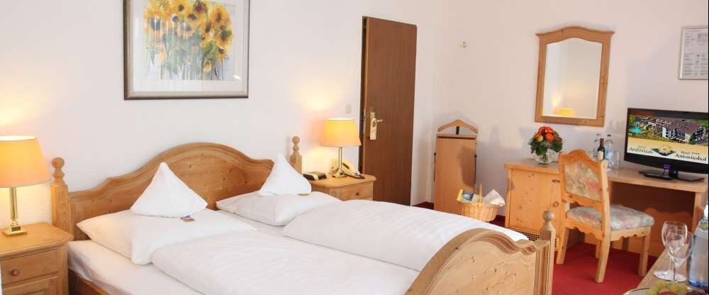 Das Doppelzimmer Heimatgefühl im Antoniushof bietet gemütlichen Wohnkomfort auf 20 m². Ausgestattet mit einem komfortablen Boxspringbett (Bettengröße 1,40 x 2,10 Meter) mit 5 cm Topping, Dusche und einem Sessel zum Entspannen, ist es der ideale Rückzugsor