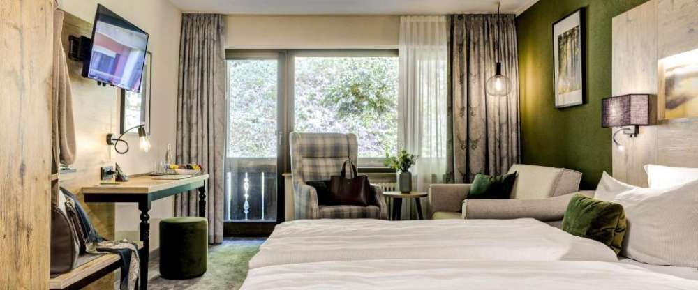 24 – 30 m². Gehobene Ausstattung mit einem Doppelbett mit zwei Matratzen á 90×200 cm, Hangseite/Schattenseite, Balkon, zwei Betten / Doppelbett, neu/zeitgemäß/gemütlich eingerichtet, Teppich-Fußboden, Sitzplatz, Schreibtisch Safe, Flach TV, W-Lan, neues B