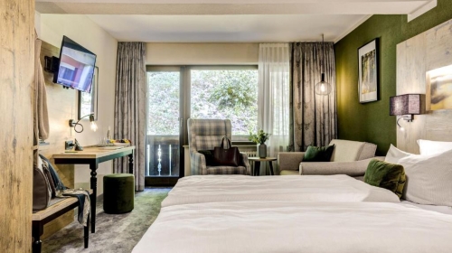 24 – 30 m². Gehobene Ausstattung mit einem Doppelbett mit zwei Matratzen á 90×200 cm, Hangseite/Schattenseite, Balkon, zwei Betten / Doppelbett, neu/zeitgemäß/gemütlich eingerichtet, Teppich-Fußboden, Sitzplatz, Schreibtisch Safe, Flach TV, W-Lan, neues B