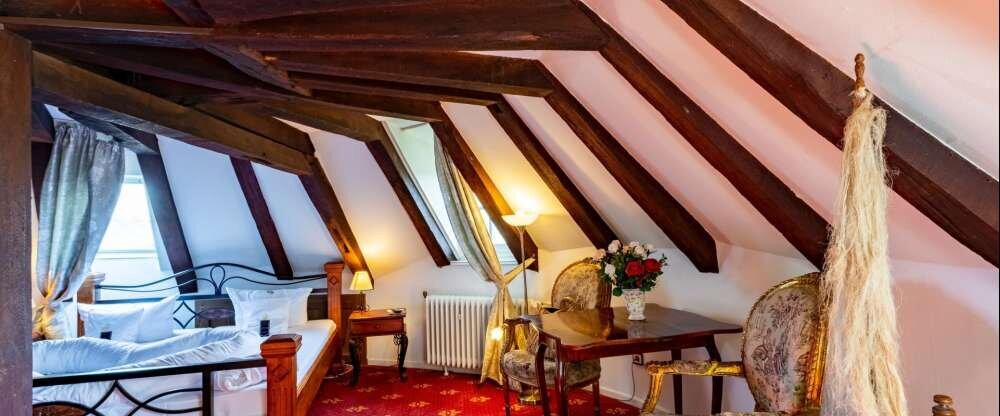 Mit viel Liebe zum Detail wurde jedes einzelne der 22 Hotelzimmer ganz individuell in die Gegebenheiten der historischen Burg eingebettet. Somit gleicht kein Domizil dem anderen. Mal ist es ein Bad, welches Sie durch eine Geheimtür im Kleiderschrank errei