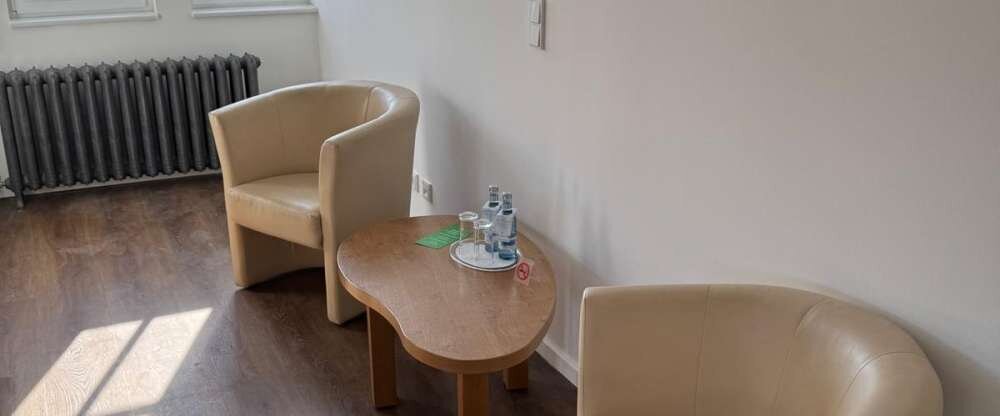 Genießen Sie Ihren Aufenthalt in einem stilvollen Dopplezmmer im historischen Schlossgebäude von Schloss Krugsdorf. Jedes Zimmer ist individuell eingerichtet und verbindet charmante Schlossatmosphäre mit modernem Komfort. Die Fenster bieten Ihnen einen he