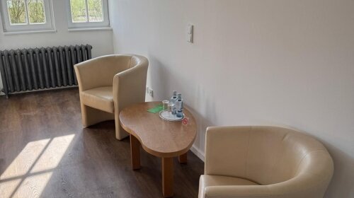 Genießen Sie Ihren Aufenthalt in einem stilvollen Dopplezmmer im historischen Schlossgebäude von Schloss Krugsdorf. Jedes Zimmer ist individuell eingerichtet und verbindet charmante Schlossatmosphäre mit modernem Komfort. Die Fenster bieten Ihnen einen he