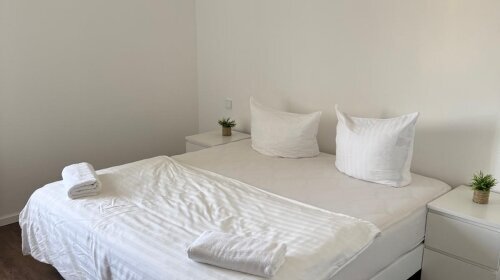 Genießen Sie behaglichen Schlosskomfort in einem kleineren, individuell eingerichteten Zimmer im historischen Schlossgebäude von Schloss Krugsdorf. Trotz der kompakten Größe erwartet Sie hier ein einzigartiges Ambiente mit liebevoll ausgewählten Details u