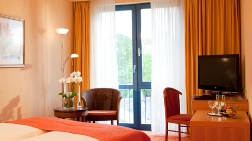 Doppelzimmer mit 27 qm. Aufbettung mit Baby- oder Kinderbett möglich.