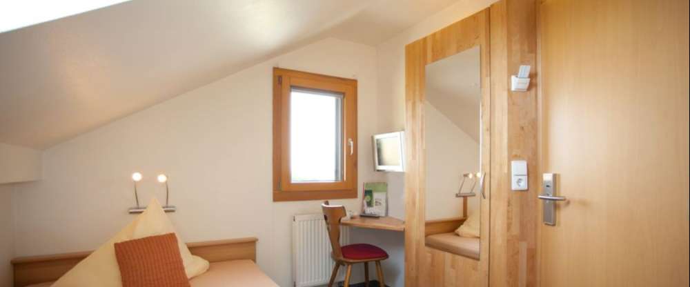 Doppelzimmer "Klein & Fein" Kleines Doppelzimmer mit schrägen Decken, mit Dusche/WC 6m² · Nichtraucher · Queen-Size-Bett · Schreibtisch · Internetzugang · Täglicher Zimmerdienst · Klimaanlage · TV · Tee-/Kaffeekocher Inklusive Frühstück 