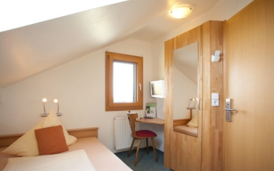 Doppelzimmer "Klein & Fein"
Kleines Doppelzimmer mit schrägen Decken, mit Dusche/WC
6m² · Nichtraucher · Queen-Size-Bett · Schreibtisch · Internetzugang · Täglicher Zimmerdienst · Klimaanlage · TV · Tee-/Kaffeekocher
Inklusive Frühstück
