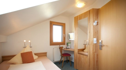 Doppelzimmer "Klein & Fein"
Kleines Doppelzimmer mit schrägen Decken, mit Dusche/WC
6m² · Nichtraucher · Queen-Size-Bett · Schreibtisch · Internetzugang · Täglicher Zimmerdienst · Klimaanlage · TV · Tee-/Kaffeekocher
Inklusive Frühstück
