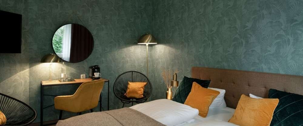 Die Komfort-Doppelzimmer sind geräumiger als die Standard-zimmer mit einem größeren Bett und Ausblick in den Hotelgarten, sowie Schreibtisch, Kaffeemaschine, Snack-Bar, Telefon, Flachbild-TV, Kofferablage, Badezimmer mit WC/ Dusche, Kosmetikspiegel und