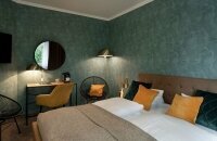 Die Komfort-Doppelzimmer sind geräumiger als die Standard-zimmer mit einem größeren Bett und Ausblick in den Hotelgarten, sowie Schreibtisch, Kaffeemaschine, Snack-Bar, Telefon, Flachbild-TV, Kofferablage, Badezimmer mit WC/ Dusche, Kosmetikspiegel und