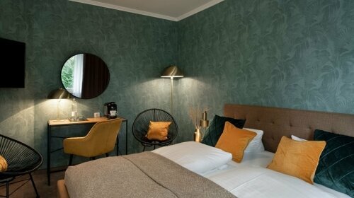 Die Komfort-Doppelzimmer sind geräumiger als die Standard-zimmer
mit einem größeren Bett und Ausblick in den Hotelgarten, sowie
Schreibtisch, Kaffeemaschine, Snack-Bar, Telefon, Flachbild-TV, Kofferablage,
Badezimmer mit WC/ Dusche, Kosmetikspiegel und