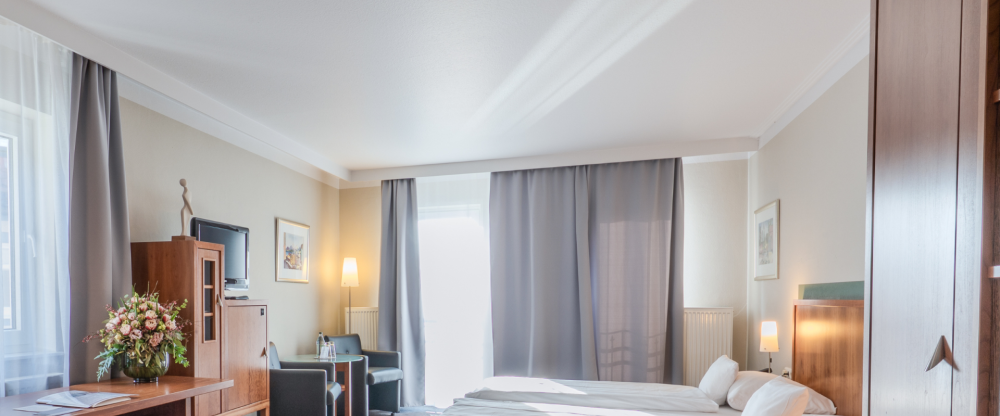 Doppelzimmer Komfort Alle Zimmer sind ausgestattet mit: Safe, Schreibtisch, Flatscreen-TV inklusive Radio, Telefon, Fön & Badewanne oder Dusche. Zimmergröße, Bettengrößen, Klimaanlage variieren innerhalb derselben Kategorie. Auf Anfrage erhalten Si