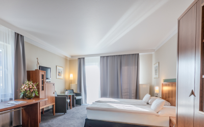 Doppelzimmer Komfort Alle Zimmer sind ausgestattet mit: Safe, Schreibtisch, Flatscreen-TV inklusive Radio, Telefon, Fön & Badewanne oder Dusche. Zimmergröße, Bettengrößen, Klimaanlage variieren innerhalb derselben Kategorie. Auf Anfrage erhalten Si