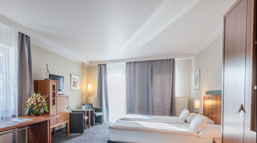 Doppelzimmer Komfort
Alle Zimmer sind ausgestattet mit:
Safe, Schreibtisch, Flatscreen-TV inklusive Radio, Telefon, Fön & Badewanne oder Dusche.
Zimmergröße, Bettengrößen, Klimaanlage variieren innerhalb derselben Kategorie. Auf Anfrage erhalten Si