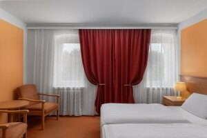 Die Zimmer der Kategorie Komfort bieten den Blick auf den Kurpark oder die Jiráskova-Straße und sind mit einem LCD-Fernseher ausgestattet.