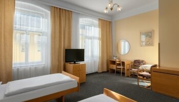 Die Zimmer der Kategorie Komfort verfügen über eine neuere Einrichtung und bieten den Blick auf die Kurpromenade.