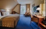 Zweisamkeit braucht Raum – und wird manchmal mit ein wenig Extra-Komfort noch einmal spürbar harmonischer. Aus diesem Grund bieten Ihnen unsere Komfort-Doppelzimmer im Lind Hotel viel Platz, ein großzügiges Bad und eine exquisite Ausstattung für Ruhe und 
