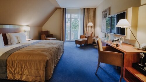 Zweisamkeit braucht Raum – und wird manchmal mit ein wenig Extra-Komfort noch einmal spürbar harmonischer. Aus diesem Grund bieten Ihnen unsere Komfort-Doppelzimmer im Lind Hotel viel Platz, ein großzügiges Bad und eine exquisite Ausstattung für Ruhe und 