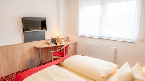 Das Doppelzimmer Komfort ca. 18-20 qm bietet kostenfreie Pflegeprodukte und verfügt über ein kleines renoviertes Badezimmer mit ebenerdiger Dusche und Haartrockner. Zur weiteren Ausstattung gehören Teppichboden, eine Sitzecke mit Flachbildfernseher, eine 