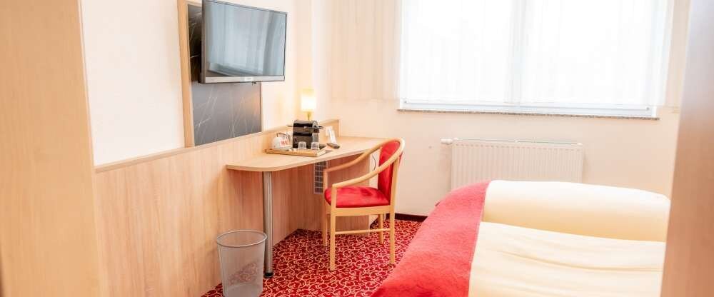 Das Doppelzimmer Komfort ca. 18-20 qm bietet kostenfreie Pflegeprodukte und verfügt über ein kleines renoviertes Badezimmer mit ebenerdiger Dusche und Haartrockner. Zur weiteren Ausstattung gehören Teppichboden, eine Sitzecke mit Flachbildfernseher, eine 