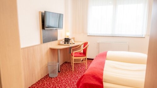 Das Doppelzimmer Komfort ca. 18-20 qm bietet kostenfreie Pflegeprodukte und verfügt über ein kleines renoviertes Badezimmer mit ebenerdiger Dusche und Haartrockner. Zur weiteren Ausstattung gehören Teppichboden, eine Sitzecke mit Flachbildfernseher, eine 