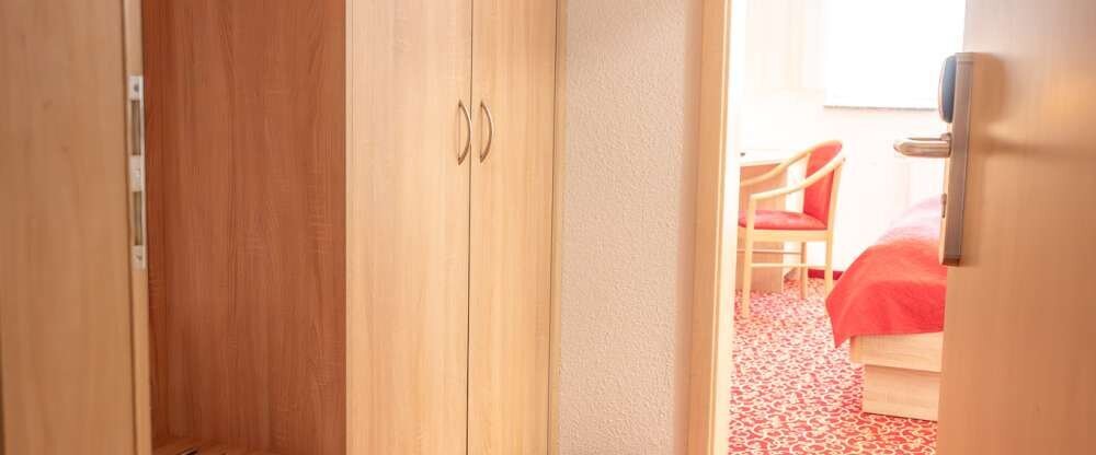 Das Doppelzimmer Komfort ca. 18-20 qm bietet kostenfreie Pflegeprodukte und verfügt über ein kleines renoviertes Badezimmer mit ebenerdiger Dusche und Haartrockner. Zur weiteren Ausstattung gehören Teppichboden, eine Sitzecke mit Flachbildfernseher, eine 