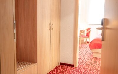 Das Doppelzimmer Komfort ca. 18-20 qm bietet kostenfreie Pflegeprodukte und verfügt über ein kleines renoviertes Badezimmer mit ebenerdiger Dusche und Haartrockner. Zur weiteren Ausstattung gehören Teppichboden, eine Sitzecke mit Flachbildfernseher, eine 