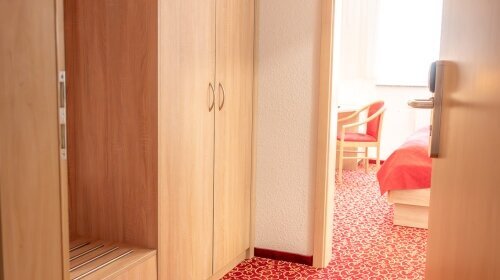 Das Doppelzimmer Komfort ca. 18-20 qm bietet kostenfreie Pflegeprodukte und verfügt über ein kleines renoviertes Badezimmer mit ebenerdiger Dusche und Haartrockner. Zur weiteren Ausstattung gehören Teppichboden, eine Sitzecke mit Flachbildfernseher, eine 