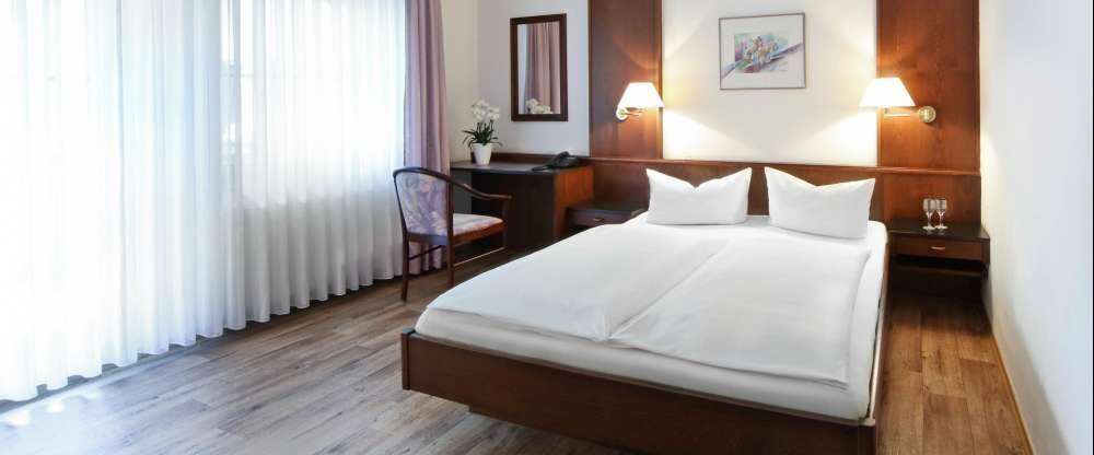 Die Doppelzimmer „Komfort“ befinden sich im Haupthaus und verfügen über: Größe ca. 23 – 30 m² Kleine und größere Badezimmer Dusche/WC, teilweise mit Badewanne Fön Telefon und Flachbildfernseher Sitzgruppe/Couch und Schreibtisch Zustellbett mögl