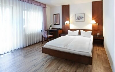 Die Doppelzimmer „Komfort“ befinden sich im Haupthaus und verfügen über: Größe ca. 23 – 30 m² Kleine und größere Badezimmer Dusche/WC, teilweise mit Badewanne Fön Telefon und Flachbildfernseher Sitzgruppe/Couch und Schreibtisch Zustellbett mögl