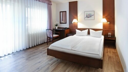 Die Doppelzimmer „Komfort“ befinden sich im Haupthaus und verfügen über:

Größe ca. 23 – 30 m²
Kleine und größere Badezimmer Dusche/WC, teilweise mit Badewanne
Fön
Telefon und Flachbildfernseher
Sitzgruppe/Couch und Schreibtisch
Zustellbett mögl