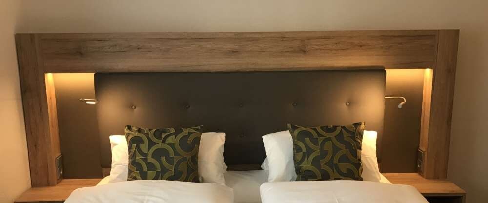 Doppelzimmer für 2 Personen mit Komfort Ausstattung und Betten in 1,80 m x 2 m (getrennte Matratzen). Zimmerausstattung: Flachbild TV, Radio, Dusche/WC, Telefon, Föhn, Minibar, Safe. Die Zimmer Superior und Komfort unterscheiden sich in der Zimmergröße.