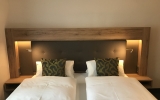 Doppelzimmer für 2 Personen mit Komfort Ausstattung und Betten in 1,80 m x 2 m (getrennte Matratzen). Zimmerausstattung: Flachbild TV, Radio, Dusche/WC, Telefon, Föhn, Minibar, Safe. Die Zimmer Superior und Komfort unterscheiden sich in der Zimmergröße.